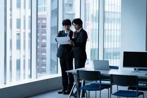 打ち合わせするビジネスマン ビジネスマン,打ち合わせ,オフィスの写真素材