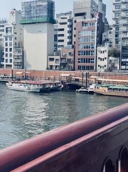 ビルと川 ビルと川の写真