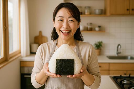 おにぎり大サイズを持つ日本人主婦 おにぎり大サイズを持つ日本人主婦の写真