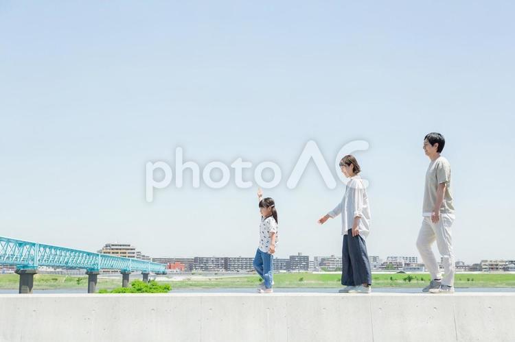 土手を行進する家族 人物,家族,女性の写真素材