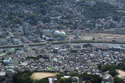 高台から見下ろす都市の全景の写真