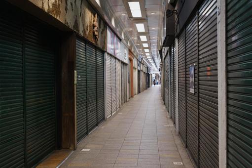 シャッター シャッター,商店街,ガード下の写真素材