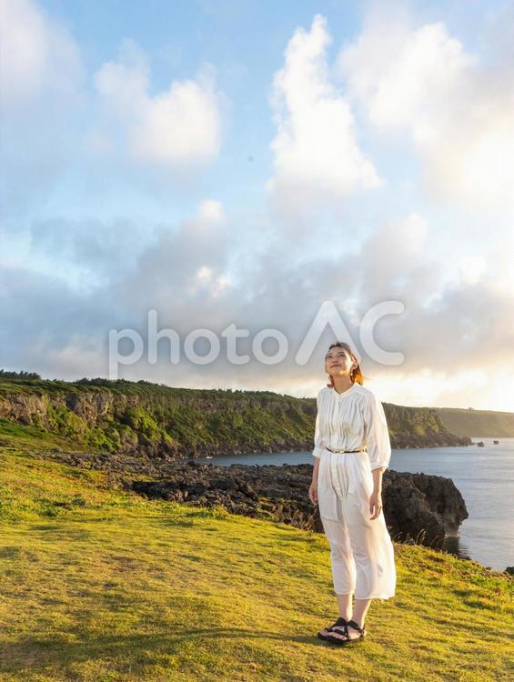 夕空と海と女子 自然,風景,女性の写真素材