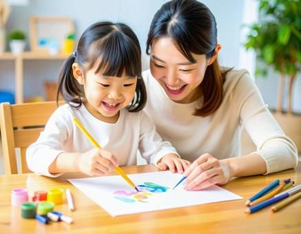ペインティング中の日本人の子どもの笑顔 ペインティング中の日本人の子どもの笑顔の写真