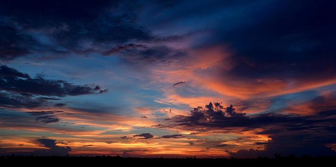 暗闇が迫る空に浮かぶ、薄明かりの雲 暗闇が迫る空に浮かぶ、薄明かりの雲の写真