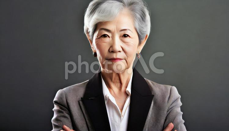 スーツを着た年配女性 スーツ,人物,黒背景の写真素材