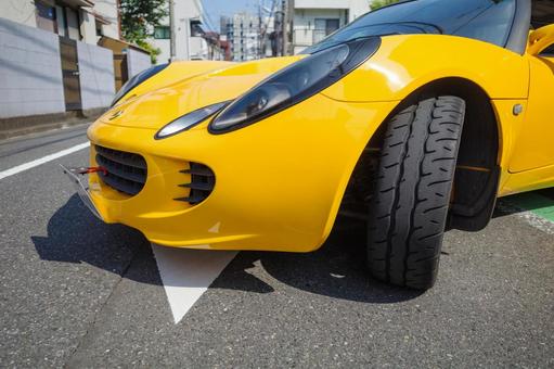 スポーツカーのフロントタイヤ スポーツカーのフロントタイヤ スポーツカー,フロントタイヤ,クルマの写真素材
