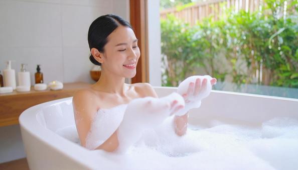 入浴中の女性 入浴中の女性の写真