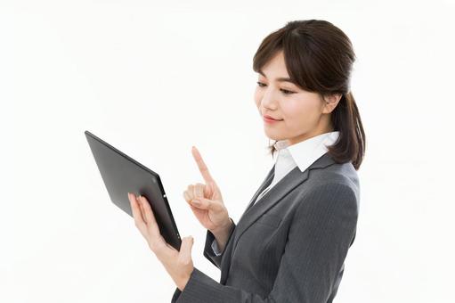 ビジネスウーマン　タブレット タブレット,ビジネスウーマン,調べるの写真素材