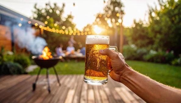ビールで乾杯するバーベキュー ビールで乾杯するバーベキューの写真