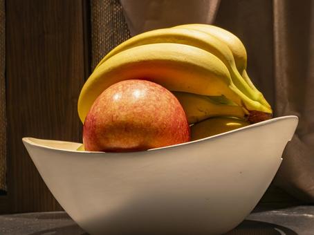 灯りに映える果物の静物 果物,フルーツ,りんごの写真素材