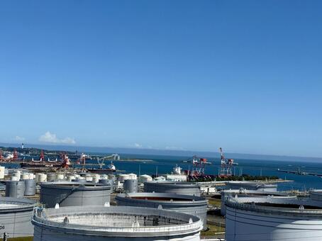 コンビナートから望む 石油コンビナート,海,工業地帯の写真素材