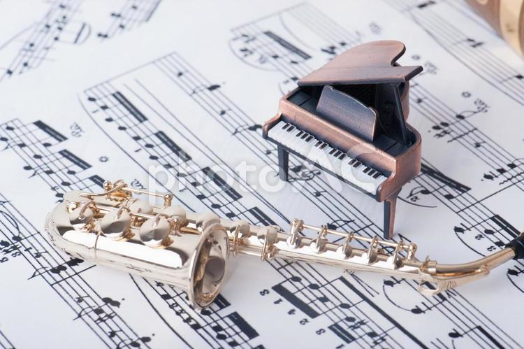 楽譜とミニチュアの楽器 イメージ,グランドピアノ,サクソフォーンの写真素材