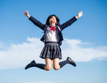 全身で喜びを表現する10代の日本人女性 全身で喜びを表現する10代の日本人女性の写真