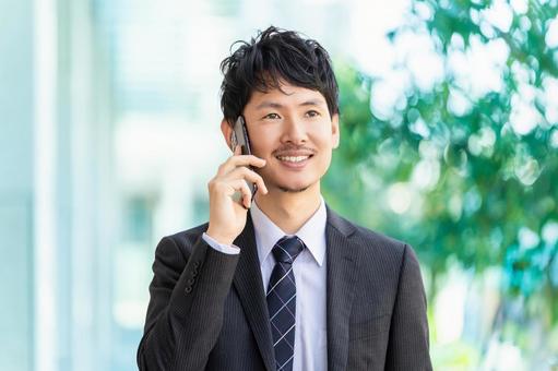 スマホで通話をする男性ビジネスマン スマホで通話をする男性ビジネスマン 男性,スマホ,スマートフォンの写真素材