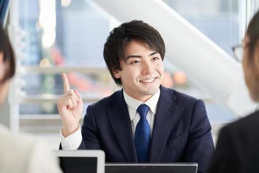 亞洲商人在會議上解釋 亞洲商人在會議上解釋