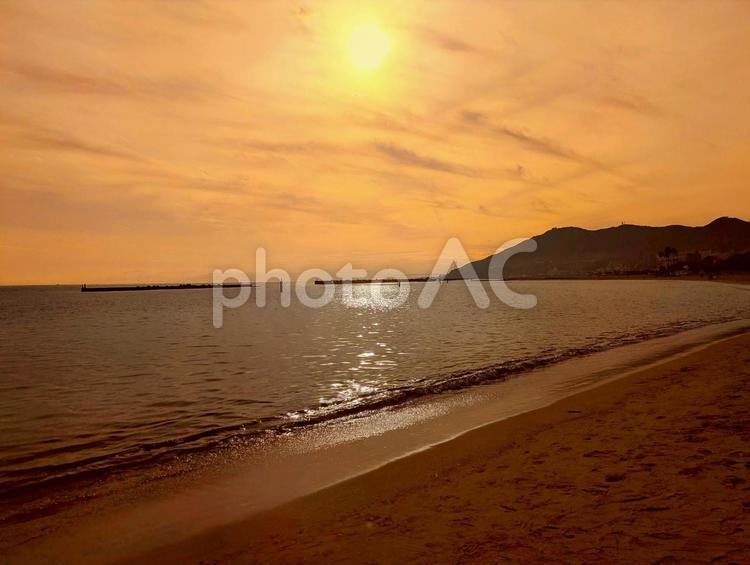 夕日に輝く海 夕日,夕方,海の写真素材