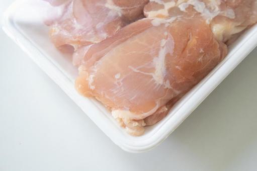 パック入りの鶏もも肉の写真