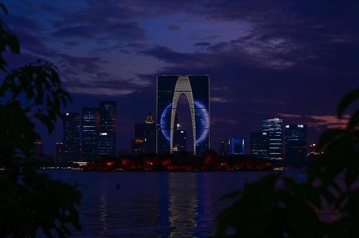 蘇州・金鶏湖から東方之門の眺め 蘇州・金鶏湖から東方之門の眺め 蘇州,金鶏湖,東方之門の写真素材