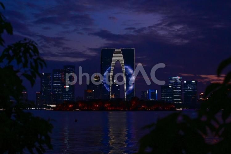 蘇州・金鶏湖から東方之門の眺め 蘇州,金鶏湖,東方之門の写真素材