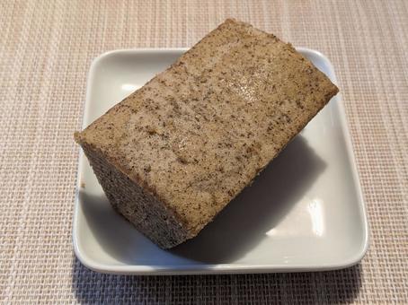 白磁の角皿のコーヒーのバウムクーヘン 洋菓子,焼き菓子,スイーツの写真素材