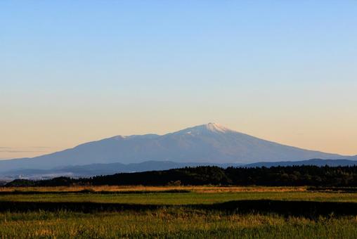 初冠雪の鳥海山2025 初冠雪,晴天,冬の訪れの写真素材