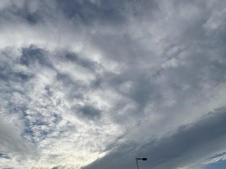 グレーの雲に覆われた空 空,青空,雲の写真素材