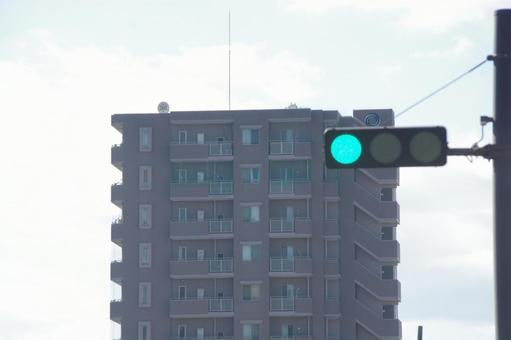 青信号と青空とマンション 信号,青信号,青の写真素材