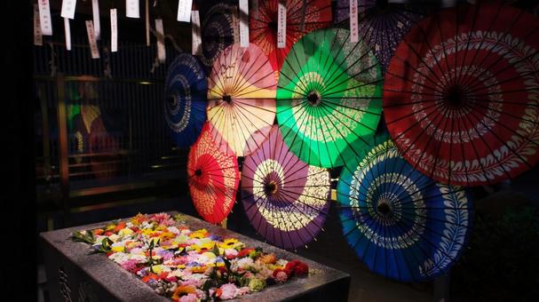 夜の神社参拝~花手水KN31 夜の神社参拝~花手水KN31 和傘,神社,風鈴の写真素材