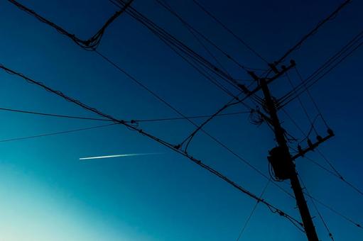 電柱のシルエット 電柱のシルエット 夕暮れ,夕方,夕空の写真素材