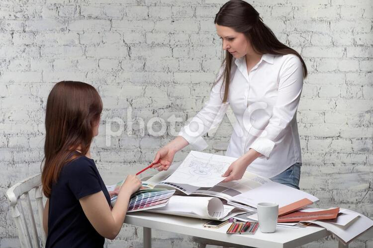 打ち合わせする女性インテリアデザイナー4 インテリアデザイナー,女性,外国人の写真素材