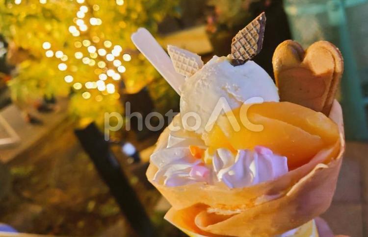 夜景とクレープ クレープ,食べ物,夜景の写真素材