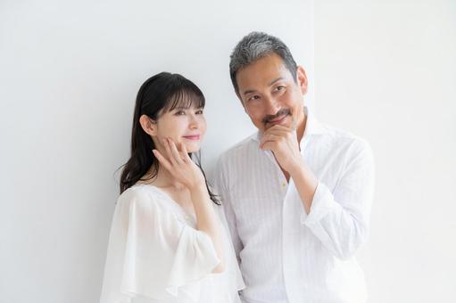 リビングでスキンケアをするミドルの夫婦 リビングでスキンケアをするミドルの夫婦 ビューティー,家族,夫婦の写真素材