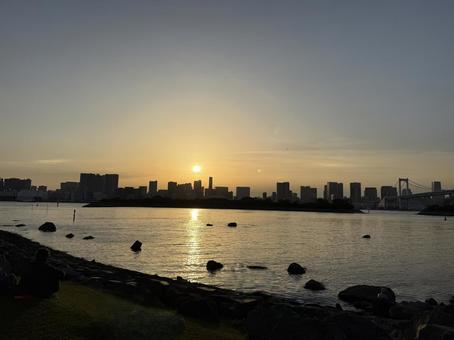 夕暮れのお台場から見た東京の景色 夕暮れのお台場から見た東京の景色 東京,お台場,東京湾の写真素材