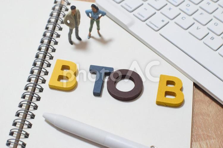 BtoBの文字とデスクで話すビジネスマン b2b,btob,ビジネスtoビジネスの写真素材