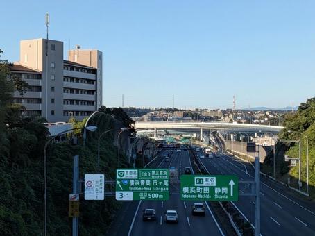 霜降前の横浜青葉インターチェンジの付近 東名高速道路,高速自動車国道,郊外の写真素材
