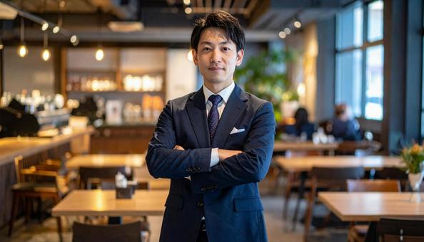 腕組みをするビジネスパーソンの写真