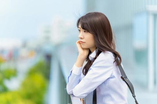 遠くを見て考える女性・ビジネスウーマン 女性,ビジネス,ビジネスウーマンの写真素材