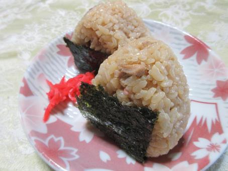 鳥飯のおにぎり 鳥飯のおにぎりの写真