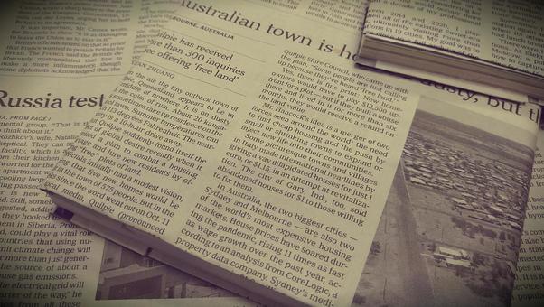 英字新聞のブックカバーをつけた書籍 英字新聞のブックカバーをつけた書籍 英字新聞,本,古本の写真素材
