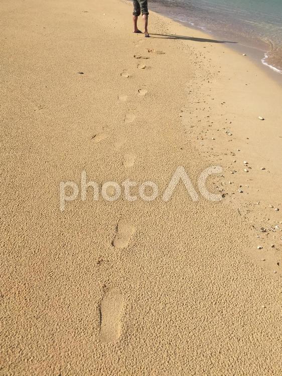 西表島のビーチを歩く足跡 西表島,沖縄,日本の写真素材
