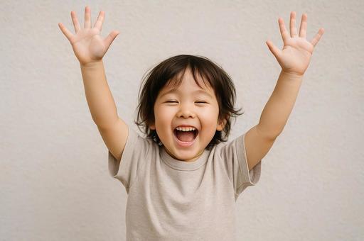 万歳する笑顔の男の子 万歳する笑顔の男の子の写真