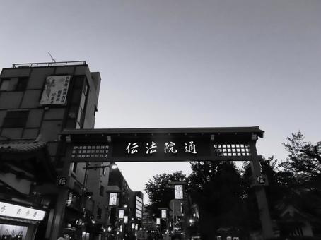 モノクロ　浅草寺　伝法院 モノクロ,景色,浅草寺の写真素材