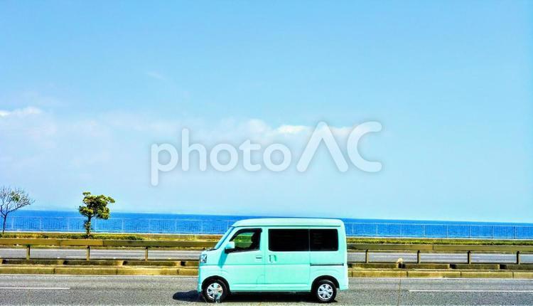 海岸通(水色の車) 車,海岸線,道路の写真素材