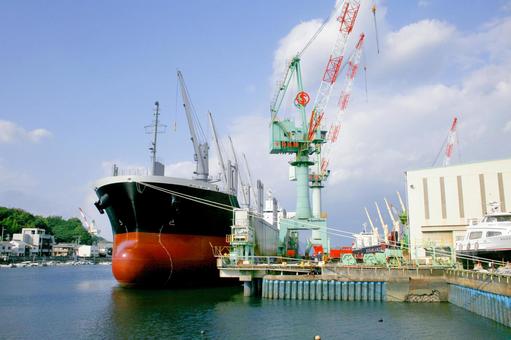 クレーンが織りなす現代アート 船,造船,今治市波止浜の写真素材