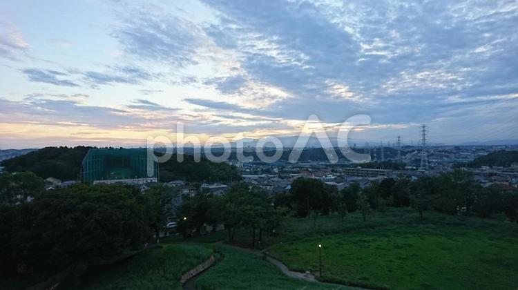 夕暮れの街 夕暮れ,田舎,緑の写真素材