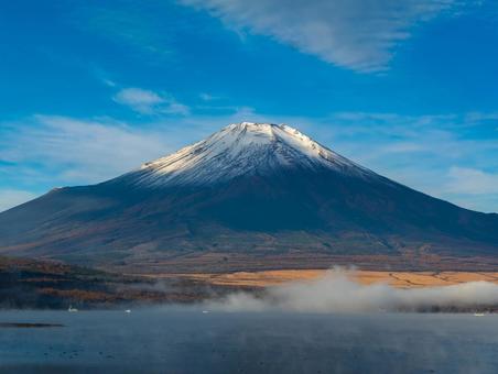 晩秋の富士山と山中湖 富士山,山中湖,秋の写真素材