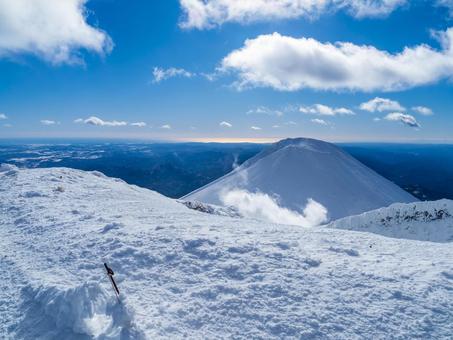 厳冬期の雌阿寒岳山頂 厳冬期の雌阿寒岳山頂の写真