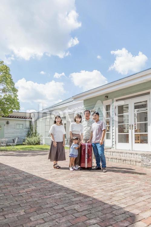 旅行に出かける家族 家族旅行,旅行,家族の写真素材