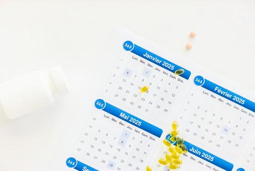 薬のボトルと錠剤とカレンダー 生理,月経,薬の写真素材